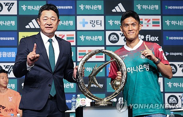 대전 하나 시티즌 이민성 감독과 이순민이 26일 오전 서울 중구 플라자호텔에서 열린 2024 K리그 개막 미디어데이 행사에서 기념 촬영을 하고 있다. ©연합뉴스 제공 대전 하나 시티즌 이민성 감독과 이순민이 26일 오전 서울 중구 플라자호텔에서 열린 2024 K리그 개막 미디어데이 행사에서 기념 촬영을 하고 있다. ©연합뉴스 제공