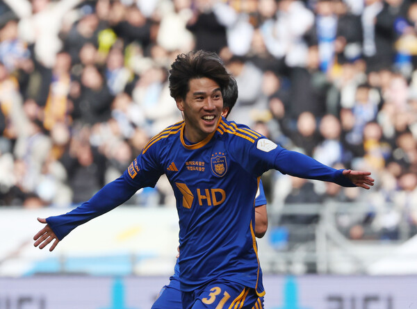 울산 HD 호랑이가 1일 울산문수축구경기장에서 열린 포항 스틸러스와의 ‘하나원큐 K리그1 2024’ 개막전서 아타루의 결승골로 1-0 으로 승리했다. ⓒ연합뉴스 울산 HD 호랑이가 1일 울산문수축구경기장에서 열린 포항 스틸러스와의 ‘하나원큐 K리그1 2024’ 개막전서 아타루의 결승골로 1-0 으로 승리했다. ⓒ연합뉴스