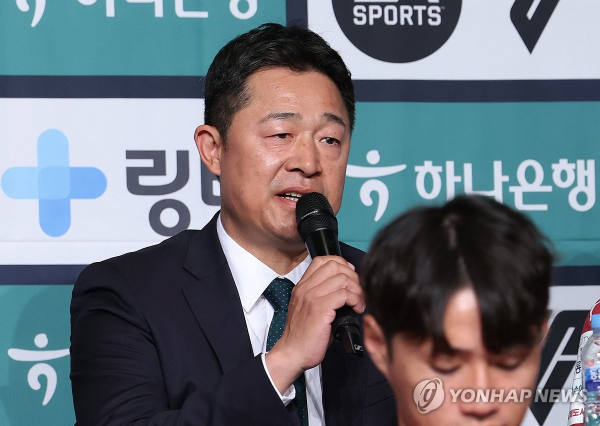 2024 K리그 개막 미디어데이 행사에서 이번 시즌 출사표를 던지고 있는 대전 하나시티즌의 감독 이민성 ⓒ연합뉴스 2024 K리그 개막 미디어데이 행사에서 이번 시즌 출사표를 던지고 있는 대전 하나시티즌의 감독 이민성 ⓒ연합뉴스