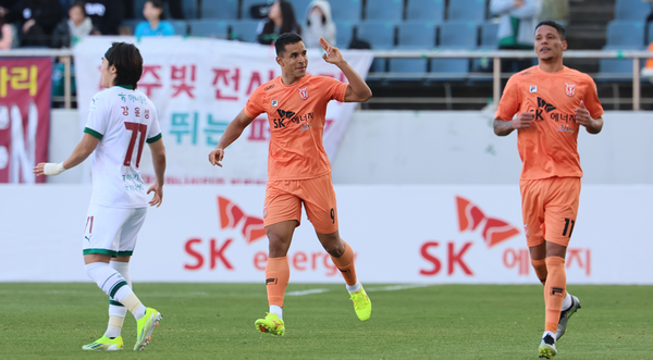 제주유나이티드와 대전하나시티즌의 경기에서 페널티 킥을 성공시킨 뒤 환호하고 있는 제주의 유리 조나탄 ⓒ연합뉴스 제주유나이티드와 대전하나시티즌의 경기에서 페널티 킥을 성공시킨 뒤 환호하고 있는 제주의 유리 조나탄 ⓒ연합뉴스