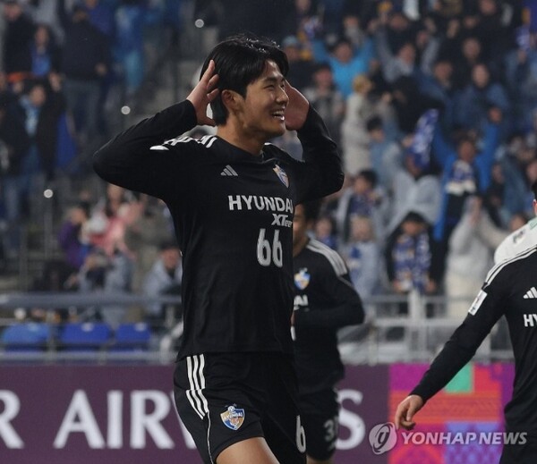 12일 울산 문수축구경기장에서 열린 2023-2024 아시아축구연맹(AFC) 챔피언스리그(ACL) 8강 울산 HD와 전북 현대의 2차전에서 선제골을 넣고 기뻐하는 울산 설영우 ⓒ 연합뉴스 12일 울산 문수축구경기장에서 열린 2023-2024 아시아축구연맹(AFC) 챔피언스리그(ACL) 8강 울산 HD와 전북 현대의 2차전에서 선제골을 넣고 기뻐하는 울산 설영우 ⓒ 연합뉴스
