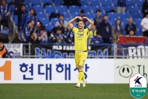17일 열린 '하나은행 K리그1 2024' 3라운드 울산 현대와 인천 유나이티드의 경기에서 멀티골을 터뜨린 인천 무고사 ©연합뉴스=한국프로축구연맹 제공 17일 열린 '하나은행 K리그1 2024' 3라운드 울산 현대와 인천 유나이티드의 경기에서 멀티골을 터뜨린 인천 무고사 ©연합뉴스=한국프로축구연맹 제공