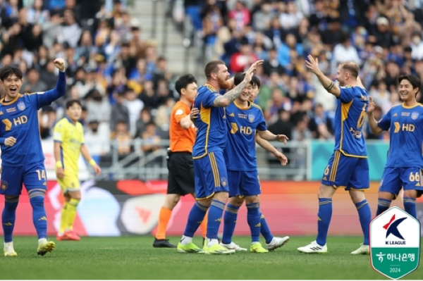 지난 17일 울산문수축구경기장에서 인천유나이트 상대로 골 넣고 기뻐하는 울산 마틴 아담 ⓒ연합뉴스 제공 지난 17일 울산문수축구경기장에서 인천유나이트 상대로 골 넣고 기뻐하는 울산 마틴 아담 ⓒ연합뉴스 제공