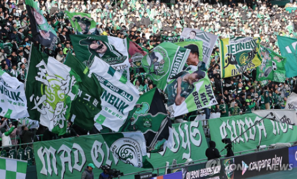 이번 시즌 공식전 시작 이후 7경기에서 단 1승에 그치며 최악의 부진을 겪는 전북 현대모터스 ⓒ연합뉴스 제공 이번 시즌 공식전 시작 이후 7경기에서 단 1승에 그치며 최악의 부진을 겪는 전북 현대모터스 ⓒ연합뉴스 제공