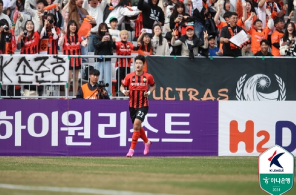 31일 오후 2시 춘천송암스포츠타운에서는 '하나원큐 K리그 2024' 4라운드 강원FC와 FC서울과의 경기에서 득점힌 드; 세리머니하는 강원의 이상헌