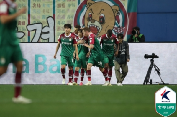 김인균의 득점을 기뻐하는 대전 선수들©연합뉴스=한국프로축구연맹 제공 김인균의 득점을 기뻐하는 대전 선수들©연합뉴스=한국프로축구연맹 제공