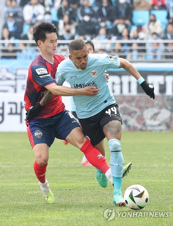 대구 FC와 김천 상무의 개막전 경기에서 드리블을 하는 대구의 바셀루스 ©연합뉴스 제공 개막전 대구FC와 김천상무와의 경기에서 드리블을 하는 대구의 바셀루스 ©연합뉴스