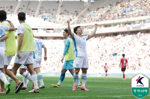 지난 13일 서울원정에서 득점을 기록라고 포효하는 포항의 정재희 ©연합뉴스=한국프로축구연맹 제공 지난 13일 서울원정에서 득점을 기록라고 포효하는 포항의 정재희 ©연합뉴스=한국프로축구연맹 제공