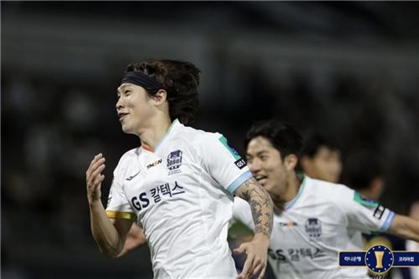 17일 열린 '2024 하나은행 코리아 컵' 3라운드 서울이랜드 FC와 FC 서울의 경기에서 결승골을 터뜨리고 기뻐하는 FC 서울 황현수 ©연합늇=한국프로축구연맹 제공 17일 열린 '2024 하나은행 코리아 컵' 3라운드 서울이랜드 FC와 FC 서울의 경기에서 결승골을 터뜨리고 기뻐하는 FC 서울 황현수 ©연합늇=한국프로축구연맹 제공