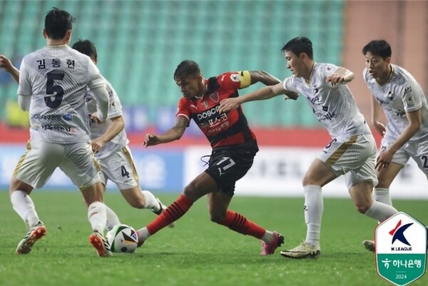 20일 포항스틸야드에서 '하나은행 K리그2024 ' 8라운드 포항스틸러스와 김전상무의 경기에서 드리블하는 포항의 완델손 ©연합뉴스=한국프로축구연맹 제공 20일 포항스틸야드에서 '하나은행 K리그2024 ' 8라운드 포항스틸러스와 김전상무의 경기에서 드리블하는 포항의 완델손 ©연합뉴스=한국프로축구연맹 제공