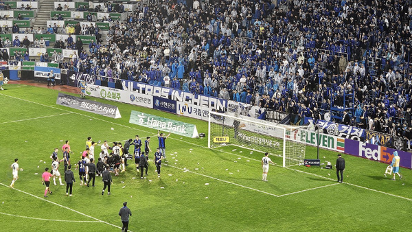 11일 경인더비 종료 직후 서울 백종범 골키퍼가 인천 서포터즈석을 향해 승리 세리모니를 펼쳤고, 분노한 인천 팬들이 물병을 던지는 등 마지막까지 험악한 분위기가 이어쳤다. ⓒ연합뉴스 11일 경인더비 종료 직후 서울 백종범 골키퍼가 인천 서포터즈석을 향해 승리 세리모니를 펼쳤고, 분노한 인천 팬들이 물병을 던지는 등 마지막까지 험악한 분위기가 이어쳤다. ⓒ연합뉴스