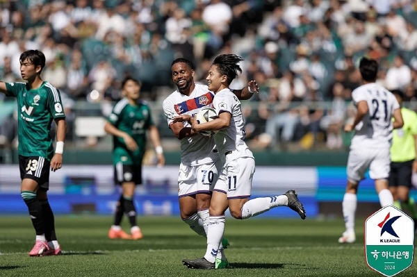 12라운드 전북 전에서 멀티골을 터뜨린 수원 FC 이승우(11번)와 축하해주는 안데르손(70번) ©연합뉴스=한국프로축구연맹 제공 12라운드 전북 전에서 멀티골을 터뜨린 수원 FC 이승우(11번)와 축하해주는 안데르손(70번) ©연합뉴스=한국프로축구연맹 제공