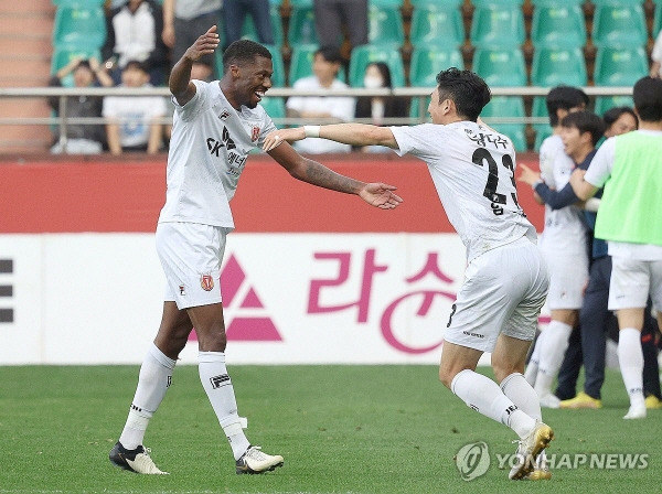 12라운드 포항과 울산의 경기에서 경기 종료 직전 헤더 동점골을 터뜨리고 기뻐하는 제주 이탈로(왼쪽)와 축하해 주는 임창우(23번) ©연합뉴스=한국프로축구연맹 제공 12라운드 포항과 울산의 경기에서 경기 종료 직전 헤더 동점골을 터뜨리고 기뻐하는 제주 이탈로(왼쪽)와 축하해 주는 임창우(23번) ©연합뉴스=한국프로축구연맹 제공