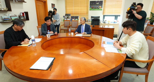 16일 한국프로축구연맹은 제8차 상벌위원회를 열고, 지난 11일 일어난 '물병 투척 사건' 관련, 인천 유나이티드에 제재금 2000만 원 부과와 홈 5경기 응원석 폐쇄 명령을 내렸다. 왼쪽부터 전경준·박순규 상벌위원, 조남돈 상벌위원장, 이근호 상벌위원. .ⓒ연합뉴스 16일 한국프로축구연맹은 제8차 상벌위원회를 열고, 지난 11일 일어난 '물병 투척 사건' 관련, 인천 유나이티드에 제재금 2000만 원 부과와 홈 5경기 응원석 폐쇄 명령을 내렸다. 왼쪽부터 전경준·박순규 상벌위원, 조남돈 상벌위원장, 이근호 상벌위원. .ⓒ연합뉴스