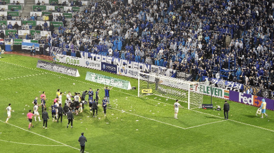 11일 열린 하나원큐 K리그1 12라운드 경기서 인천 유나이티드 팬들이 FC서울과의 경기에서 패한 직후 그라운드의 서울 선수들을 향해 수 십개의 물병을 던진 바 있다. ⓒ연합뉴스 11일 열린 하나원큐 K리그1 12라운드 경기서 인천 유나이티드 팬들이 FC서울과의 경기에서 패한 직후 그라운드의 서울 선수들을 향해 수 십개의 물병을 던진 바 있다. ⓒ연합뉴스