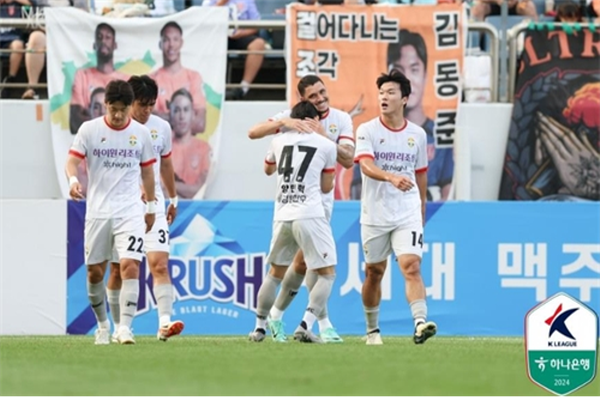 강원FC는 2일 제주 원정에서 야고와 송준석의 골을 묶어 제주 유나이티드에 2:1로 승리, 7년만의 4연승을 달렸다. ⓒ연합뉴스=한국프로축구연맹 제공 강원FC는 2일 제주 원정에서 야고와 송준석의 골을 묶어 제주 유나이티드에 2:1로 승리, 7년만의 4연승을 달렸다. ⓒ연합뉴스=한국프로축구연맹 제공