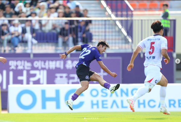 안양은 2일 안양종합운동장에서 열린 하나은행 K리그2 2024 16라운드 충북청주FC와의 홈경기에서 2:0으로 승리, 2위권보다 한 경기 덜 치른 상황에서 1위를 달렸다. ⓒFC안양 SNS 안양은 2일 안양종합운동장에서 열린 하나은행 K리그2 2024 16라운드 충북청주FC와의 홈경기에서 2:0으로 승리, 2위권보다 한 경기 덜 치른 상황에서 1위를 달렸다. ⓒFC안양 SNS