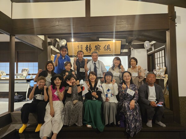 시니어 여성축구단 FC더조이플러스가 지난달 20일부터 5일간 시즈오카현을 방문해 합동훈련 등 한-일 민간교류의 첫 발을 뗐다. 사진은 하라다 요시쓰구 전 중의원 가옥(카페 토이로)에서의 환영리셉션. ⓒ더조이플러스 제공 시니어 여성축구단 FC더조이플러스가 지난달 20일부터 5일간 시즈오카현을 방문해 합동훈련 등 한-일 민간교류의 첫 발을 뗐다. 사진은 하라다 요시쓰구 전 중의원 가옥(카페 토이로)에서의 환영리셉션. ⓒ더조이플러스 제공