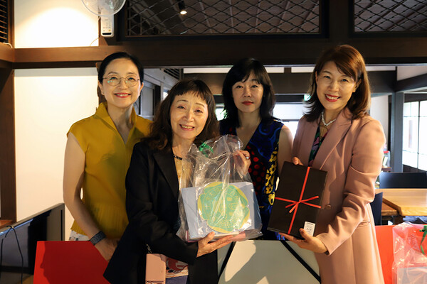 더조이플러스는 이어 한중일 여성경제회의를 추진 중인 시민단체 ‘액세스포인트’의 사이토 요코 대표와 미팅을 가졌다. ⓒ더조이플러스 제공 더조이플러스는 이어 한중일 여성경제회의를 추진 중인 시민단체 ‘액세스포인트’의 사이토 요코 대표와 미팅을 가졌다. ⓒ더조이플러스 제공