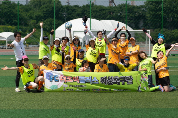 FC더조이플러스 축구단은 지난해 2월 문화예술 콘텐츠와 시니어 모델 아카데미를 운영하는 (주)더조이플러스(대표 이주연)가 5060 시니어를 주축으로 창설했다. 원조 슈퍼모델 민윤경과 미술 및 음악 분야 예술인들, 20~30대 젊은 스타트업 기업인 등 20대부터 60대에 이르는 다양한 이력을 가진 다양한 연령대 여성들이 활동 중이다. ⓒ더조이플러스 제공 FC더조이플러스 축구단은 지난해 2월 문화예술 콘텐츠와 시니어 모델 아카데미를 운영하는 (주)더조이플러스(대표 이주연)가 5060 시니어를 주축으로 창설했다. 원조 슈퍼모델 민윤경과 미술 및 음악 분야 예술인들, 20~30대 젊은 스타트업 기업인 등 20대부터 60대에 이르는 다양한 이력을 가진 다양한 연령대 여성들이 활동 중이다. ⓒ더조이플러스 제공