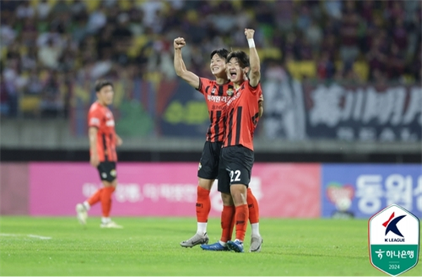 강원FC는 15일 춘천송암스포츠타운에서 열린 하나은행 K리그1 2024 17라운드 수원FC와의 홈 경기서 유인수-야고-양민혁의 골을 묶어 이승우가 한골을 따라잡은 수원FC에 3:1로 승리했다. ⓒ연합뉴스=한국프로축구연맹 제공 강원FC는 15일 춘천송암스포츠타운에서 열린 하나은행 K리그1 2024 17라운드 수원FC와의 홈 경기서 유인수-야고-양민혁의 골을 묶어 이승우가 한골을 따라잡은 수원FC에 3:1로 승리했다. ⓒ연합뉴스=한국프로축구연맹 제공