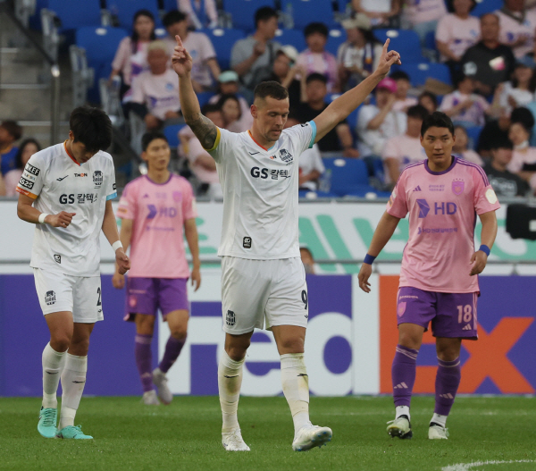 울산 HD 호랑이는 16일 울산문수축구경기장에서 열린 하나은행 K리그1 2024 17라운드 FC서울과의 맞대결에서 2:2로 무승부를 거뒀다. ⓒ연합뉴스 울산 HD 호랑이는 16일 울산문수축구경기장에서 열린 하나은행 K리그1 2024 17라운드 FC서울과의 맞대결에서 2:2로 무승부를 거뒀다. ⓒ연합뉴스