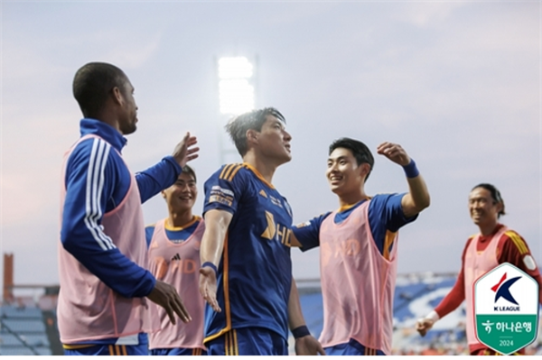 울산 HD 호랑이가 23일 서귀포월드컵경기장에서 열린 하나은행 K리그1 2024 18라운드에서 제주 유나이티드에 3:2로 역전승하며 1위(승점 35)에 복귀했다. ⓒ연합뉴스=한국프로축구연맹 제공 울산 HD 호랑이가 23일 서귀포월드컵경기장에서 열린 하나은행 K리그1 2024 18라운드에서 제주 유나이티드에 3:2로 역전승하며 1위(승점 35)에 복귀했다. ⓒ연합뉴스=한국프로축구연맹 제공