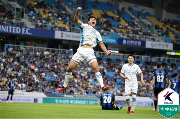 포항 스틸러스는 23일 인천축구전용구장에서 열린 인천 유나이티드와의 하나은행 K리그1 2024 18라운드 원정 경기에서 멀티골을 기록한 이호재를 앞세워 3:1로 승리했다. 포항 스틸러스는 23일 인천축구전용구장에서 열린 인천 유나이티드와의 하나은행 K리그1 2024 18라운드 원정 경기에서 멀티골을 기록한 이호재를 앞세워 3:1로 승리했다.