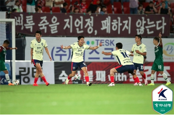 25일 김천종합운동장에서 열린 하나은행 K리그1 2024 19라운드 경기에서 김천 상무가 대전하나시티즌을 2:0으로 꺾고 리그 1위(승점 36)에 올랐다. ⓒ연합뉴스=한국프로축구연맹 제공 25일 김천종합운동장에서 열린 하나은행 K리그1 2024 19라운드 경기에서 김천 상무가 대전하나시티즌을 2:0으로 꺾고 리그 1위(승점 36)에 올랐다. ⓒ연합뉴스=한국프로축구연맹 제공