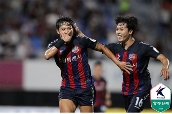 25일 수원종합운동장에서 열린 수원FC와 광주FC의 하나은행 K리그1 2024 19라운드 경기는 수원FC가 정승원의 결승골에 힘입어 1:0으로 승리했다. ⓒ연합뉴스=한국프로축구연맹 제공 25일 수원종합운동장에서 열린 수원FC와 광주FC의 하나은행 K리그1 2024 19라운드 경기는 수원FC가 정승원의 결승골에 힘입어 1:0으로 승리했다. ⓒ연합뉴스=한국프로축구연맹 제공