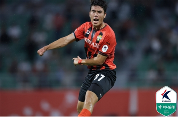 강원FC는 7일 강릉종합운동장에서 열린 하나은행 K리그1 202' 21라운드에서 광주FC를 2:0으로 제압했다. ⓒ연합뉴스=한국프로축구연맹 제공 강원FC는 7일 강릉종합운동장에서 열린 하나은행 K리그1 202' 21라운드에서 광주FC를 2:0으로 제압했다. ⓒ연합뉴스=한국프로축구연맹 제공