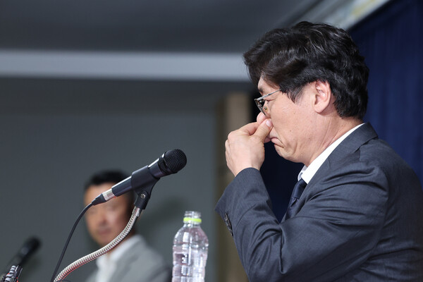 대한축구협회의 축구 국가대표팀 감독 선임을 둘러싼 논란이 점입가경이다.진은 기자회견중인 이임생 기술이사. ⓒ연합뉴스 대한축구협회의 축구 국가대표팀 감독 선임을 둘러싼 논란이 점입가경이다.진은 기자회견중인 이임생 기술이사. ⓒ연합뉴스