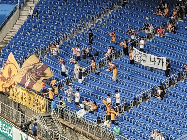 원정 온 광주FC 응원단도 정몽규 축협회장에 대한 비판 걸개를 들어보였다. ⓒ풋볼먼데이 원정 온 광주FC 응원단도 정몽규 축협회장에 대한 비판 걸개를 들어보였다. ⓒ풋볼먼데이