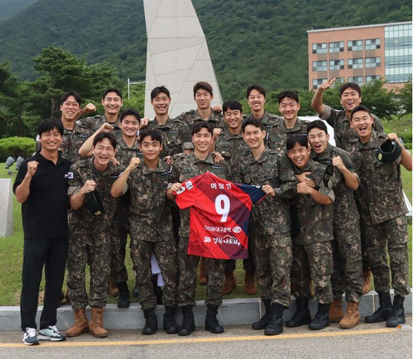 김천 상무 7기 전역 선수들. 뒷줄 왼쪽부터(시계방향) 김재우, 이중민, 구본철, 이영준, 김준홍, 박민규, 김민준, 김동현, 원두재, 정치인, 김태현, 김현욱, 김진규, 윤종규, 강현묵, 강현무, 정정용 감독 ©김천상무 인스타그램 캡쳐 김천 상무 7기 전역 선수들. 뒷줄 왼쪽부터(시계방향) 김재우, 이중민, 구본철, 이영준, 김준홍, 박민규, 김민준, 김동현, 원두재, 정치인, 김태현, 김현욱, 김진규, 윤종규, 강현묵, 강현무, 정정용 감독 ©김천상무 인스타그램 캡쳐