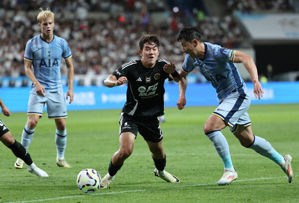 31일 서울월드컵경기장에서 열린 팀K리그와 토트넘 홋스퍼의 쿠팡플레이 시리즈 1경기에서 토트넘이 4:3으로 승리했다. 토트넘 캡틴 손흥민은 멀티골을 넣었다. ⓒ연합뉴스 31일 서울월드컵경기장에서 열린 팀K리그와 토트넘 홋스퍼의 쿠팡플레이 시리즈 1경기에서 토트넘이 4:3으로 승리했다. 토트넘 캡틴 손흥민은 멀티골을 넣었다. ⓒ연합뉴스