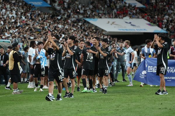 31일 서울월드컵경기장에서 열린 팀K리그와 토트넘 홋스퍼의 쿠팡플레이 시리즈 1경기에서 토트넘이 4:3으로 승리했다. ⓒ연합뉴스 31일 서울월드컵경기장에서 열린 팀K리그와 토트넘 홋스퍼의 쿠팡플레이 시리즈 1경기에서 토트넘이 4:3으로 승리했다. ⓒ연합뉴스