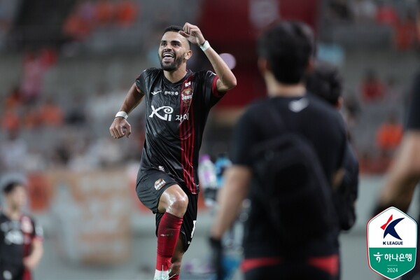 FC서울이 16일 서울월드컵경기장에서 열린 제주 유나이티드와의 하나은행 K리그1 2024 27라운드 홈경기에서 1:0으로 승리했다. 사진은 결승골을 넣은 서울 공격수 루카스 실바. ⓒ연합뉴스=한국프로축구연맹 제공 FC서울이 16일 서울월드컵경기장에서 열린 제주 유나이티드와의 하나은행 K리그1 2024 27라운드 홈경기에서 1:0으로 승리했다. 사진은 결승골을 넣은 서울 공격수 루카스 실바. ⓒ연합뉴스=한국프로축구연맹 제공