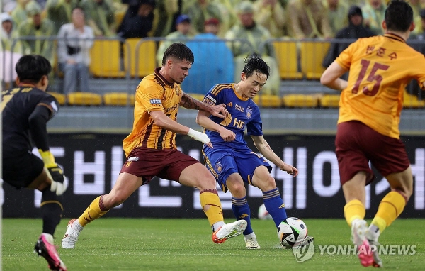 '하나은행 K리그1 2024' 8라운드 경기에서 맞대결을 펼치고 있는 광주 FC와 울산 HD ©연합뉴스=한국프로축구연맹 제공 '하나은행 K리그1 2024' 8라운드 경기에서 맞대결을 펼치고 있는 광주 FC와 울산 HD ©연합뉴스=한국프로축구연맹 제공