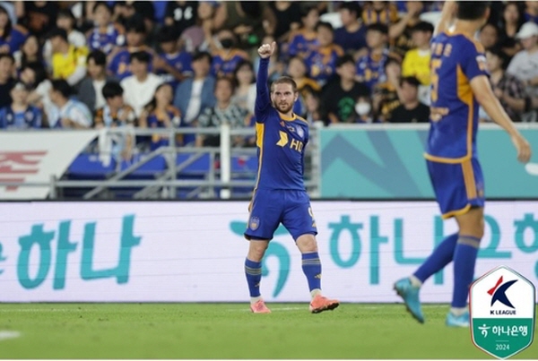 울산 HD 호랑이가 지난달 31일 오후 7시 울산문수축구경기장에서 열린 하나은행 K리그1 2024 29라운드에서 포항 스틸러스에 5:4로 승리했다. 사진은 멀티골을 넣은 울산 미드필더 아라비제. ⓒ연합뉴스=한국프로축구연맹 제공 울산 HD 호랑이가 지난달 31일 오후 7시 울산문수축구경기장에서 열린 하나은행 K리그1 2024 29라운드에서 포항 스틸러스에 5:4로 승리했다. 사진은 멀티골을 넣은 울산 미드필더 아라비제. ⓒ연합뉴스=한국프로축구연맹 제공