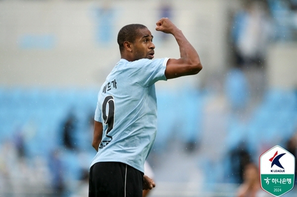 치열한 난타전이 벌어졌던 대구와 전북의 경기에선 대구FC가 전북 현대 모터즈에 4:3으로 승리했다. ⓒ연합뉴스=한국프로축구연맹 제공 치열한 난타전이 벌어졌던 대구와 전북의 경기에선 대구FC가 전북 현대 모터즈에 4:3으로 승리했다. ⓒ연합뉴스=한국프로축구연맹 제공