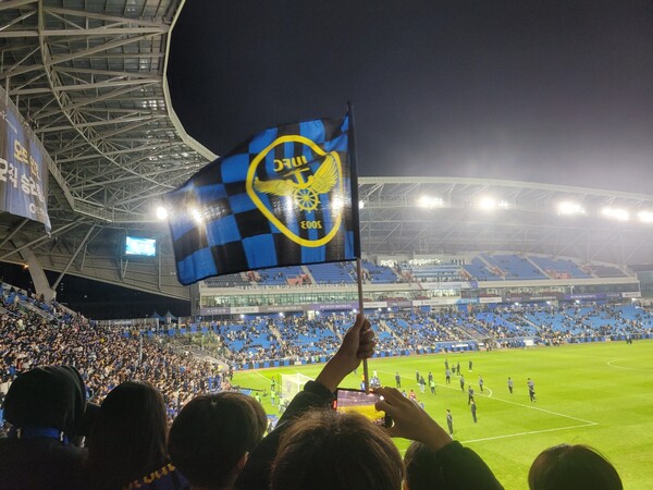 인천축구전용경기장에서 10일 열린 2024 하나은행 K리그1 37라운드에서 인천 유나이티드는 대전하나시티즌에 1:2로 패했다. 사진은 강등 뒤에서 깃발을 흔들며 선수들을 격려하는 인천 팬들. ⓒ풋볼먼데이 인천축구전용경기장에서 10일 열린 2024 하나은행 K리그1 37라운드에서 인천 유나이티드는 대전하나시티즌에 1:2로 패했다. 사진은 강등 뒤에서 깃발을 흔들며 선수들을 격려하는 인천 팬들. ⓒ풋볼먼데이