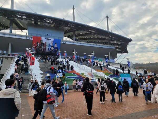 서울월드컵경기장에 코리아컵 결승을 위해 모인 포항 스틸러스와 울산 HD 호랑이 팬들. ⓒ풋볼먼데이 서울월드컵경기장에 코리아컵 결승을 위해 모인 포항 스틸러스와 울산 HD 호랑이 팬들. ⓒ풋볼먼데이