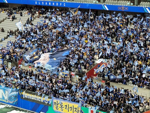 열렬한 응원을 펼친 울산 HD 호랑이 팬들. ⓒ풋볼먼데이 열렬한 응원을 펼친 울산 HD 호랑이 팬들. ⓒ풋볼먼데이