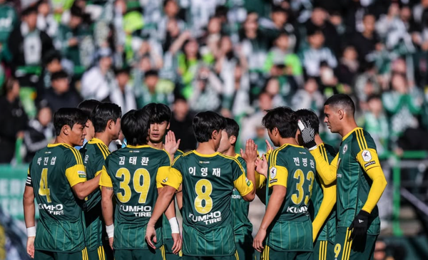 8일 전주월드컵경기장에서 열린 하나은행 K리그 2024 승강 플레이오프(PO)에서 전북 현대 모터스는 서울 이랜드를 상대로 2-1로 승리하며 K리그1에 잔류했다. ⓒ전북현대모터스 SNS 캡처 8일 전주월드컵경기장에서 열린 하나은행 K리그 2024 승강 플레이오프(PO)에서 전북 현대 모터스는 서울 이랜드를 상대로 2-1로 승리하며 K리그1에 잔류했다. ⓒ전북현대모터스 SNS 캡처