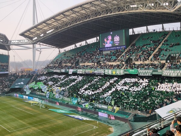 16일 전주월드컵경기장에서 열린 하나은행 K리그1 2025 1라운드에서 전북 현대 모터스가 김천 상무에 2:1로 승리했다. 사진은 전북 서포터즈의 카드 섹션. ⓒ풋볼먼데이 16일 전주월드컵경기장에서 열린 하나은행 K리그1 2025 1라운드에서 전북 현대 모터스가 김천 상무에 2:1로 승리했다. 사진은 전북 서포터즈의 카드 섹션. ⓒ풋볼먼데이