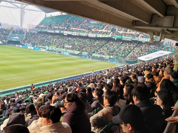 16일 전북 현대 모터즈의 개막전을 관람하기 위해 경기장을 가득 메운 관중들. 이날 전주성엔 19,619명의 관중이 몰렸다. ⓒ풋볼먼데이 16일 전북 현대 모터즈의 개막전을 관람하기 위해 경기장을 가득 메운 관중들. 이날 전주성엔 19,619명의 관중이 몰렸다. ⓒ풋볼먼데이