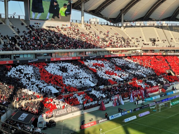 22일 서울월드컵경기장에서 열린 하나은행 K리그1 2025 2라운드에서 FC서울이 FC안양에 2:1로 승리했다. 사진은 서울 팬들의 카드 섹션. ⓒ풋볼먼데이 22일 서울월드컵경기장에서 열린 하나은행 K리그1 2025 2라운드에서 FC서울이 FC안양에 2:1로 승리했다. 사진은 서울 팬들의 카드 섹션. ⓒ풋볼먼데이