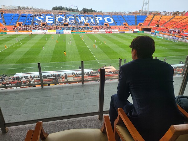 제주월드컵경기장을 바라보는 구자철. 제주 SK FC의 ‘레전드’ 구자철이 30일 은퇴식을 치르고 빛나온 커리어에 쉼표를 찍었다. ⓒ풋볼먼데이 제주월드컵경기장을 바라보는 구자철. 제주 SK FC의 ‘레전드’ 구자철이 30일 은퇴식을 치르고 빛나온 커리어에 쉼표를 찍었다. ⓒ풋볼먼데이