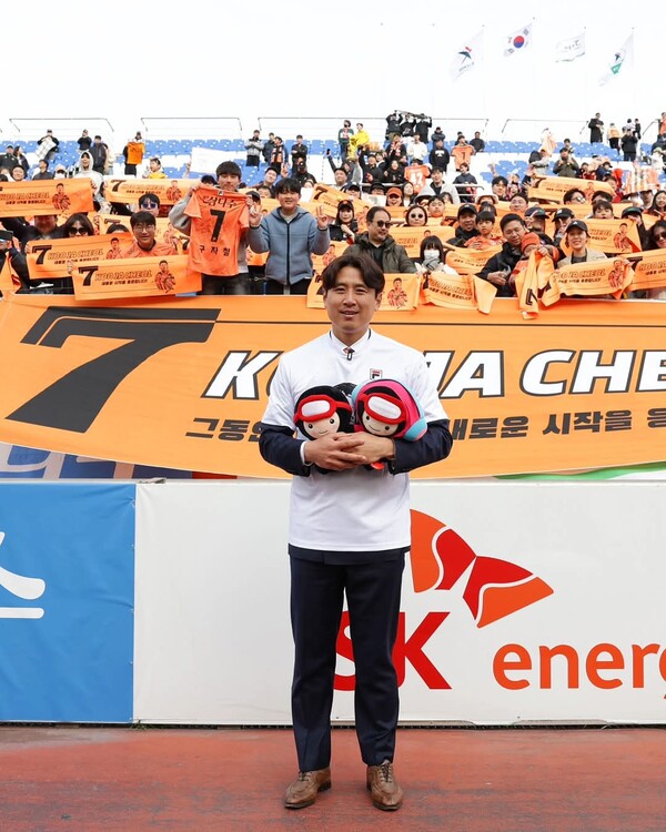 30일 열린 제주 SK FC의 레전드 구자철 은퇴식에서 제주 팬들은 "고마웠어요, 제주의 빛 KOO"라고 쓰인 걸개를 들어보이며 함께 눈시울을 붉혔다. 제주느티나무라이온스클럽 100여명은 자체 제작한 구자철 응원 머플러와 인형 등을 준비해 구자철의 등뒤를 지키기도 했다. ⓒ제주 SK FC 30일 열린 제주 SK FC의 레전드 구자철 은퇴식에서 제주 팬들은 "고마웠어요, 제주의 빛 KOO"라고 쓰인 걸개를 들어보이며 함께 눈시울을 붉혔다. 제주느티나무라이온스클럽 100여명은 자체 제작한 구자철 응원 머플러와 인형 등을 준비해 구자철의 등뒤를 지키기도 했다. ⓒ제주 SK FC