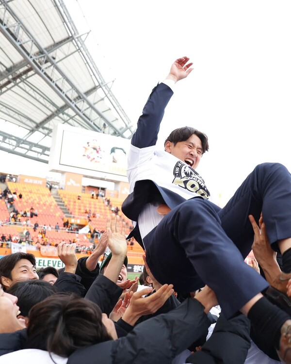 구자철은30일 자신의 은퇴식에서 "감사한 마음을 전해야 할 분들이 정말 많은데 한분 한분 말씀드리지 못해 너무 죄송스럽다"라면서 "제주SK 유니폼을 입고 뛰었던 순간을 평생토록 간직하겠다. 은퇴 후에도 제주SK를 위해, 팬들을 위해, 제주도민들을 위해 노력하고 더욱 행복하게 만들어 주겠다. 감사하다"라고 인사했다. 단상에서 내려오는 그를 동료들이 헹가래쳤다. ⓒ제주 SK FC 구자철은30일 자신의 은퇴식에서 "감사한 마음을 전해야 할 분들이 정말 많은데 한분 한분 말씀드리지 못해 너무 죄송스럽다"라면서 "제주SK 유니폼을 입고 뛰었던 순간을 평생토록 간직하겠다. 은퇴 후에도 제주SK를 위해, 팬들을 위해, 제주도민들을 위해 노력하고 더욱 행복하게 만들어 주겠다. 감사하다"라고 인사했다. 단상에서 내려오는 그를 동료들이 헹가래쳤다. ⓒ제주 SK FC